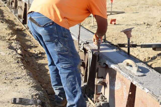 Concrete team in action - concrete finishers